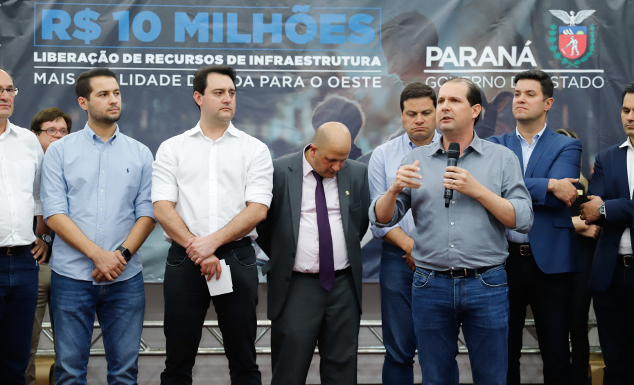 Novos veículos, ruas pavimentadas, construção de escola, de quadra de esportes e de barracões industriais estão entre os investimentos que 24 municípios do Oeste do Paraná farão com apoio do Governo do Estado. O governador Carlos Massa Ratinho Junior esteve nesta sexta-feira (09) em Toledo para assinar as licitações e homologações dos projetos.