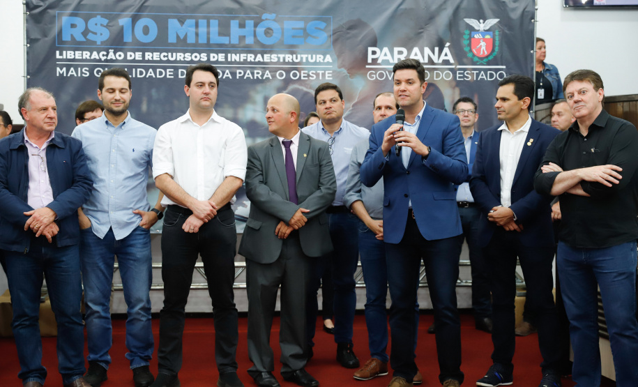 Novos veículos, ruas pavimentadas, construção de escola, de quadra de esportes e de barracões industriais estão entre os investimentos que 24 municípios do Oeste do Paraná farão com apoio do Governo do Estado. O governador Carlos Massa Ratinho Junior esteve nesta sexta-feira (09) em Toledo para assinar as licitações e homologações dos projetos.