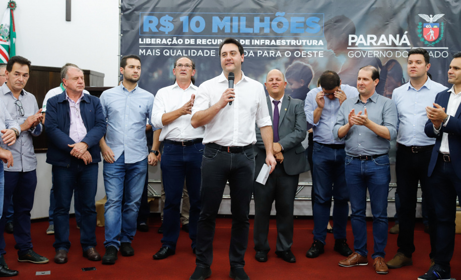Novos veículos, ruas pavimentadas, construção de escola, de quadra de esportes e de barracões industriais estão entre os investimentos que 24 municípios do Oeste do Paraná farão com apoio do Governo do Estado. O governador Carlos Massa Ratinho Junior esteve nesta sexta-feira (09) em Toledo para assinar as licitações e homologações dos projetos.