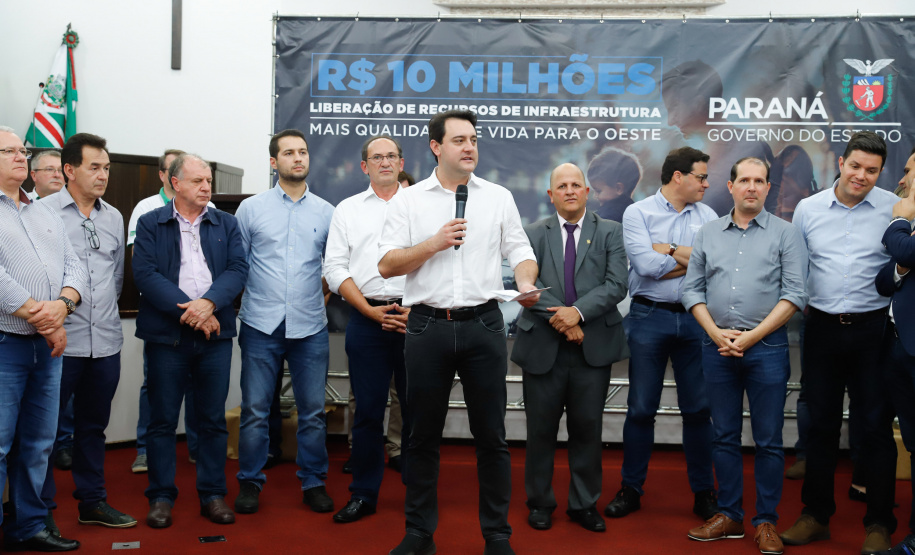 Novos veículos, ruas pavimentadas, construção de escola, de quadra de esportes e de barracões industriais estão entre os investimentos que 24 municípios do Oeste do Paraná farão com apoio do Governo do Estado. O governador Carlos Massa Ratinho Junior esteve nesta sexta-feira (09) em Toledo para assinar as licitações e homologações dos projetos.