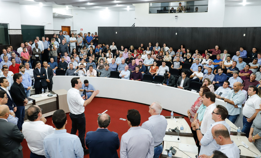 Novos veículos, ruas pavimentadas, construção de escola, de quadra de esportes e de barracões industriais estão entre os investimentos que 24 municípios do Oeste do Paraná farão com apoio do Governo do Estado. O governador Carlos Massa Ratinho Junior esteve nesta sexta-feira (09) em Toledo para assinar as licitações e homologações dos projetos.