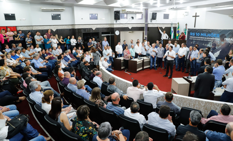 Novos veículos, ruas pavimentadas, construção de escola, de quadra de esportes e de barracões industriais estão entre os investimentos que 24 municípios do Oeste do Paraná farão com apoio do Governo do Estado. O governador Carlos Massa Ratinho Junior esteve nesta sexta-feira (09) em Toledo para assinar as licitações e homologações dos projetos.