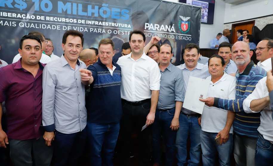 Novos veículos, ruas pavimentadas, construção de escola, de quadra de esportes e de barracões industriais estão entre os investimentos que 24 municípios do Oeste do Paraná farão com apoio do Governo do Estado. O governador Carlos Massa Ratinho Junior esteve nesta sexta-feira (09) em Toledo para assinar as licitações e homologações dos projetos.