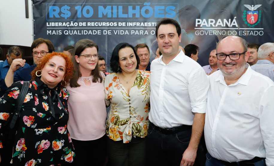Novos veículos, ruas pavimentadas, construção de escola, de quadra de esportes e de barracões industriais estão entre os investimentos que 24 municípios do Oeste do Paraná farão com apoio do Governo do Estado. O governador Carlos Massa Ratinho Junior esteve nesta sexta-feira (09) em Toledo para assinar as licitações e homologações dos projetos.