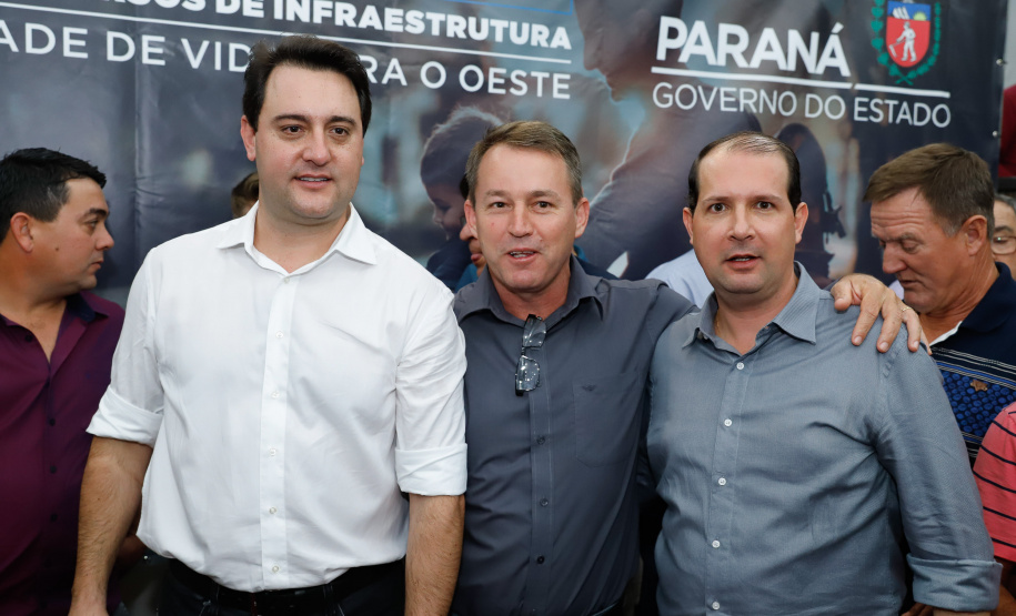 Novos veículos, ruas pavimentadas, construção de escola, de quadra de esportes e de barracões industriais estão entre os investimentos que 24 municípios do Oeste do Paraná farão com apoio do Governo do Estado. O governador Carlos Massa Ratinho Junior esteve nesta sexta-feira (09) em Toledo para assinar as licitações e homologações dos projetos.