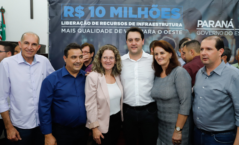 Novos veículos, ruas pavimentadas, construção de escola, de quadra de esportes e de barracões industriais estão entre os investimentos que 24 municípios do Oeste do Paraná farão com apoio do Governo do Estado. O governador Carlos Massa Ratinho Junior esteve nesta sexta-feira (09) em Toledo para assinar as licitações e homologações dos projetos.