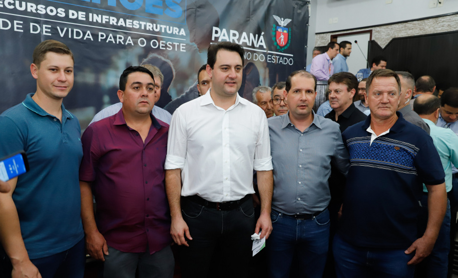 Novos veículos, ruas pavimentadas, construção de escola, de quadra de esportes e de barracões industriais estão entre os investimentos que 24 municípios do Oeste do Paraná farão com apoio do Governo do Estado. O governador Carlos Massa Ratinho Junior esteve nesta sexta-feira (09) em Toledo para assinar as licitações e homologações dos projetos.