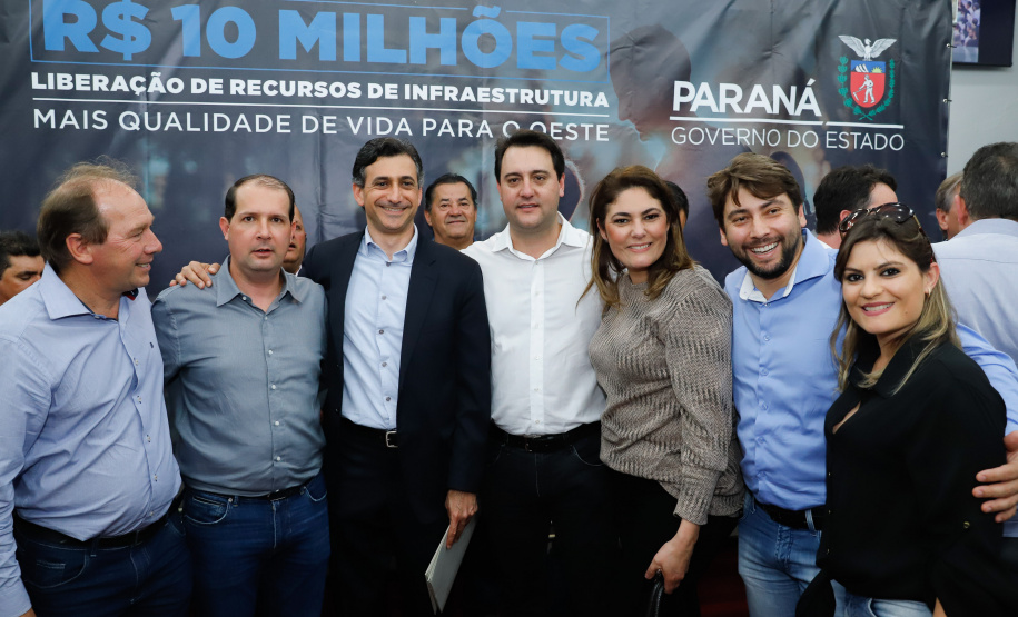 Novos veículos, ruas pavimentadas, construção de escola, de quadra de esportes e de barracões industriais estão entre os investimentos que 24 municípios do Oeste do Paraná farão com apoio do Governo do Estado. O governador Carlos Massa Ratinho Junior esteve nesta sexta-feira (09) em Toledo para assinar as licitações e homologações dos projetos.