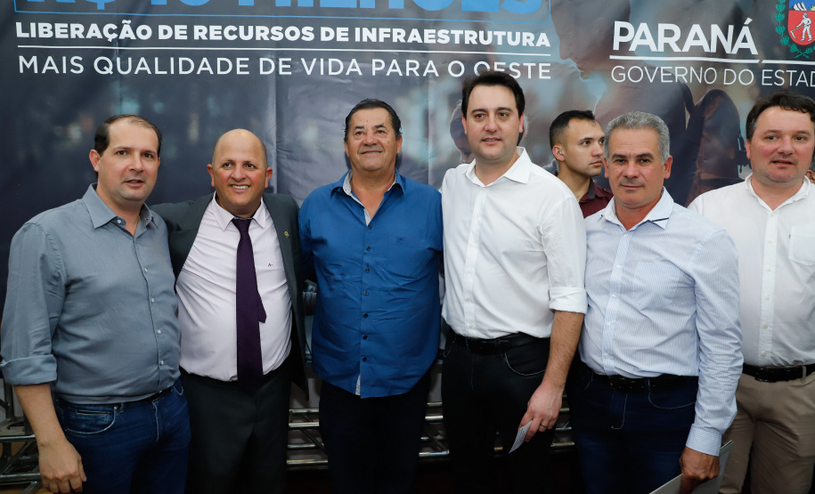 Novos veículos, ruas pavimentadas, construção de escola, de quadra de esportes e de barracões industriais estão entre os investimentos que 24 municípios do Oeste do Paraná farão com apoio do Governo do Estado. O governador Carlos Massa Ratinho Junior esteve nesta sexta-feira (09) em Toledo para assinar as licitações e homologações dos projetos.