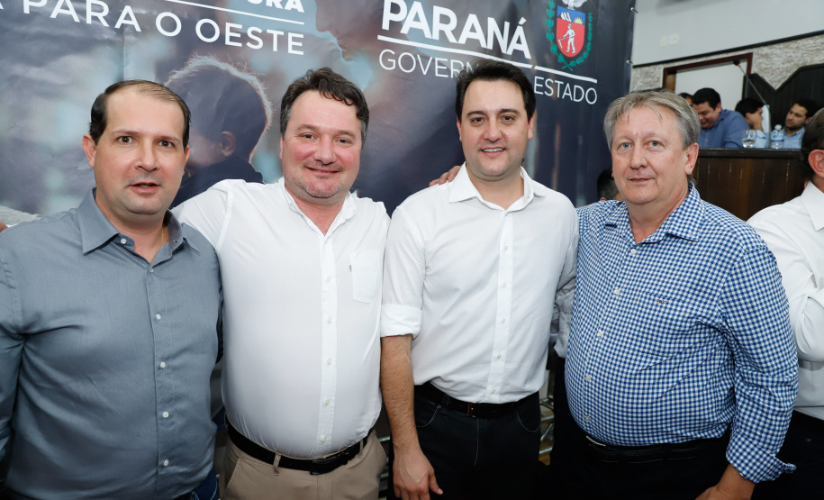 Novos veículos, ruas pavimentadas, construção de escola, de quadra de esportes e de barracões industriais estão entre os investimentos que 24 municípios do Oeste do Paraná farão com apoio do Governo do Estado. O governador Carlos Massa Ratinho Junior esteve nesta sexta-feira (09) em Toledo para assinar as licitações e homologações dos projetos.