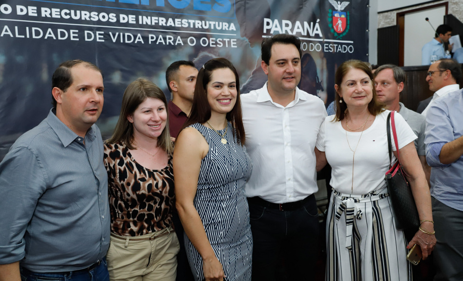 Novos veículos, ruas pavimentadas, construção de escola, de quadra de esportes e de barracões industriais estão entre os investimentos que 24 municípios do Oeste do Paraná farão com apoio do Governo do Estado. O governador Carlos Massa Ratinho Junior esteve nesta sexta-feira (09) em Toledo para assinar as licitações e homologações dos projetos.