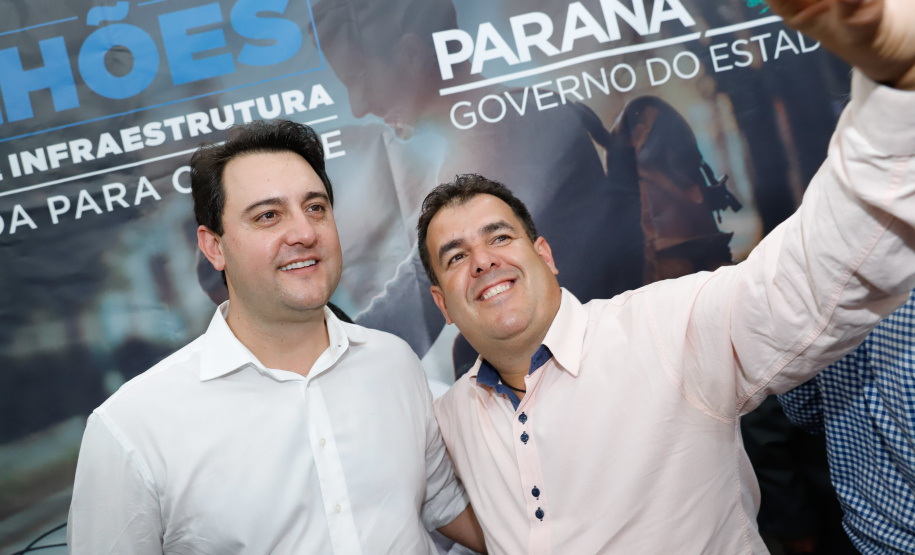 Novos veículos, ruas pavimentadas, construção de escola, de quadra de esportes e de barracões industriais estão entre os investimentos que 24 municípios do Oeste do Paraná farão com apoio do Governo do Estado. O governador Carlos Massa Ratinho Junior esteve nesta sexta-feira (09) em Toledo para assinar as licitações e homologações dos projetos.