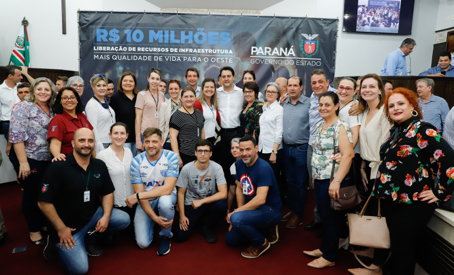 Novos veículos, ruas pavimentadas, construção de escola, de quadra de esportes e de barracões industriais estão entre os investimentos que 24 municípios do Oeste do Paraná farão com apoio do Governo do Estado. O governador Carlos Massa Ratinho Junior esteve nesta sexta-feira (09) em Toledo para assinar as licitações e homologações dos projetos.