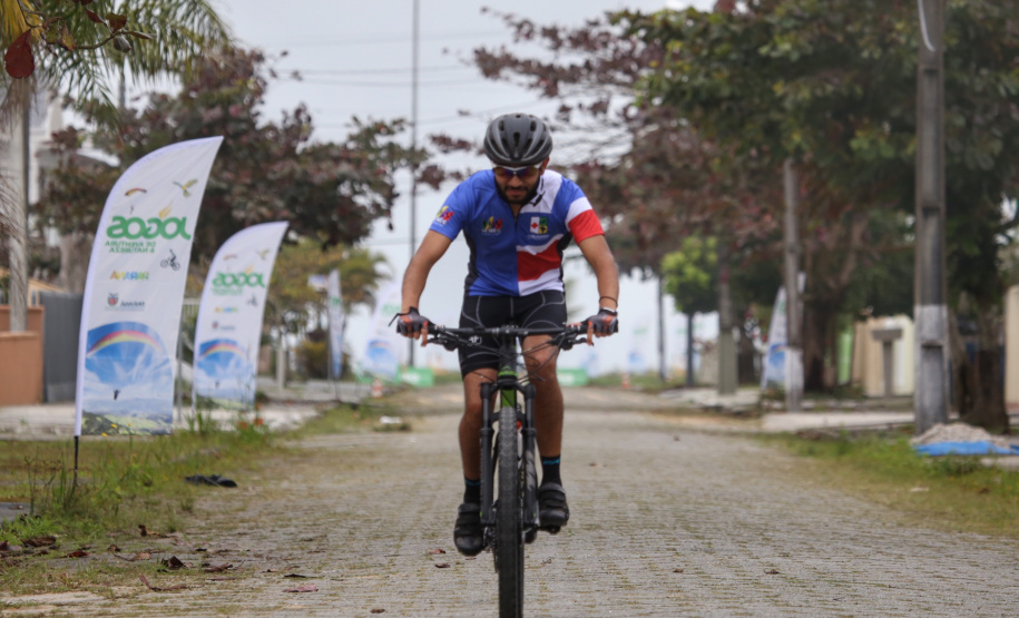 Os moradores do litoral do Paraná tiveram uma prévia nesta sexta-feira (09) do que promete ser a primeira etapa dos Jogos de Aventura e Natureza. A competição começou com a primeira etapa das disputas de paraquedismo, em Paranaguá, e mountain bike, no balneário de Santa Terezinha, em Pontal do Paraná. Foto: José Fernando Ogura/AEN