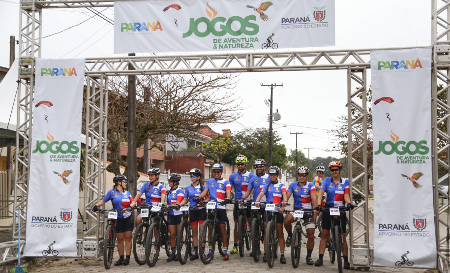Os moradores do litoral do Paraná tiveram uma prévia nesta sexta-feira (09) do que promete ser a primeira etapa dos Jogos de Aventura e Natureza. A competição começou com a primeira etapa das disputas de paraquedismo, em Paranaguá, e mountain bike, no balneário de Santa Terezinha, em Pontal do Paraná. Foto: José Fernando Ogura/AEN