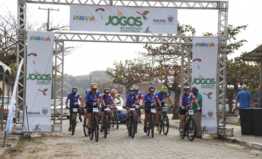 Os moradores do litoral do Paraná tiveram uma prévia nesta sexta-feira (09) do que promete ser a primeira etapa dos Jogos de Aventura e Natureza. A competição começou com a primeira etapa das disputas de paraquedismo, em Paranaguá, e mountain bike, no balneário de Santa Terezinha, em Pontal do Paraná. Foto: José Fernando Ogura/AEN