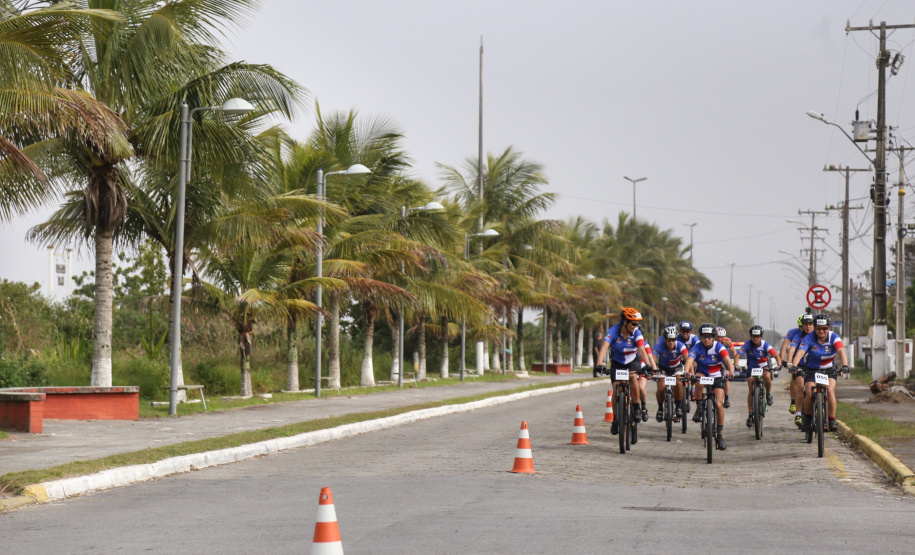 Os moradores do litoral do Paraná tiveram uma prévia nesta sexta-feira (09) do que promete ser a primeira etapa dos Jogos de Aventura e Natureza. A competição começou com a primeira etapa das disputas de paraquedismo, em Paranaguá, e mountain bike, no balneário de Santa Terezinha, em Pontal do Paraná. Foto: José Fernando Ogura/AEN