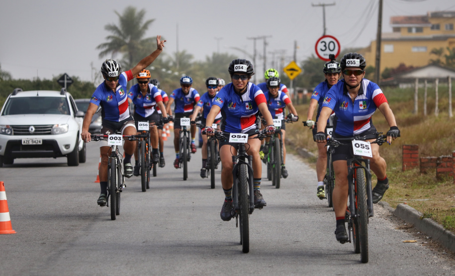 Os moradores do litoral do Paraná tiveram uma prévia nesta sexta-feira (09) do que promete ser a primeira etapa dos Jogos de Aventura e Natureza. A competição começou com a primeira etapa das disputas de paraquedismo, em Paranaguá, e mountain bike, no balneário de Santa Terezinha, em Pontal do Paraná. Foto: José Fernando Ogura/AEN