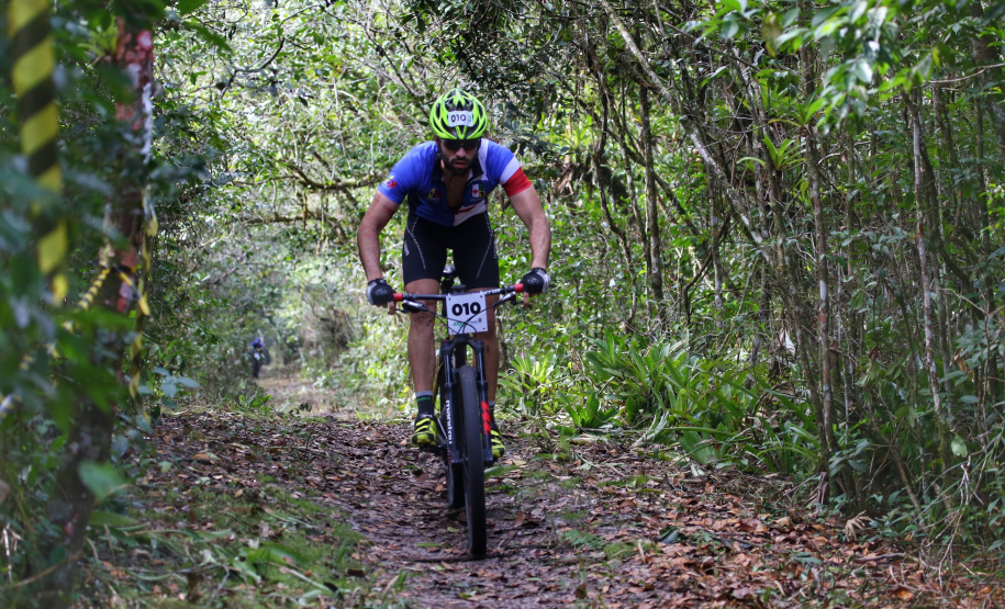 Os moradores do litoral do Paraná tiveram uma prévia nesta sexta-feira (09) do que promete ser a primeira etapa dos Jogos de Aventura e Natureza. A competição começou com a primeira etapa das disputas de paraquedismo, em Paranaguá, e mountain bike, no balneário de Santa Terezinha, em Pontal do Paraná. Foto: José Fernando Ogura/AEN