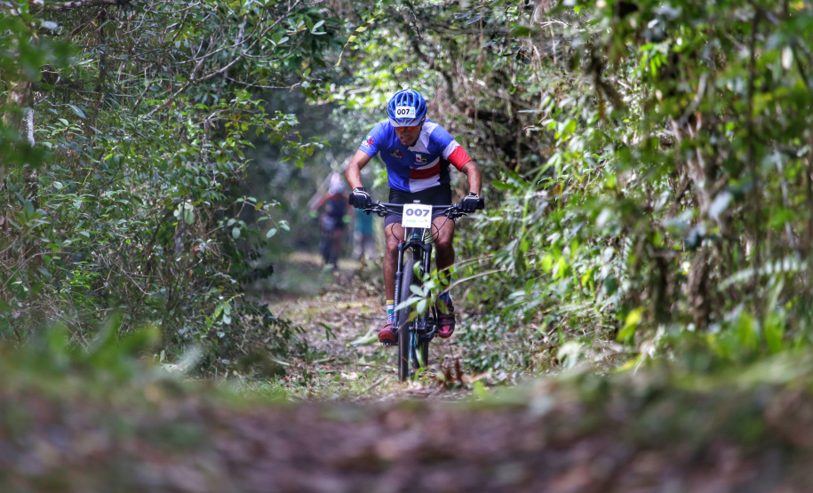 Os moradores do litoral do Paraná tiveram uma prévia nesta sexta-feira (09) do que promete ser a primeira etapa dos Jogos de Aventura e Natureza. A competição começou com a primeira etapa das disputas de paraquedismo, em Paranaguá, e mountain bike, no balneário de Santa Terezinha, em Pontal do Paraná. Foto: José Fernando Ogura/AEN