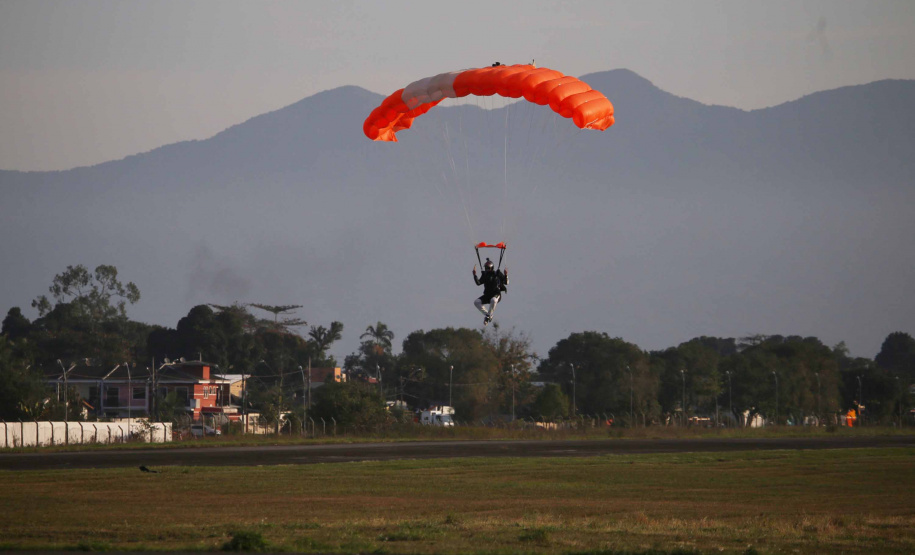Paraquedismo. Foto: José Fernando Ogura/AEN