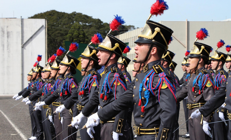 São José dos Pinhais, 09 de agosto de 2019. Solenidade alusiva ao Aniversário da PMPR. Foto: Cadetes fazem o juramento a bandeira após o recebimento do espadim.