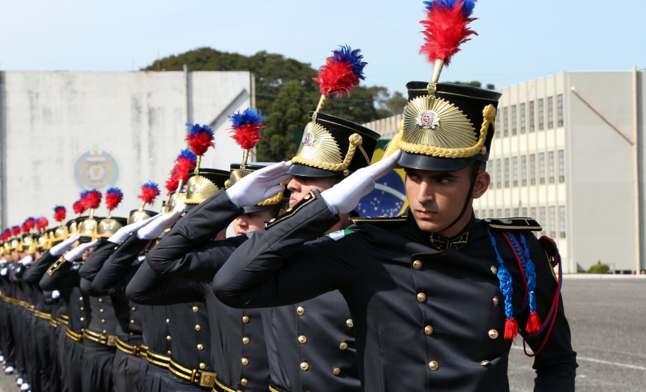 São José dos Pinhais, 09 de agosto de 2019. Solenidade alusiva ao Aniversário da PMPR. Foto: Cadetes passam em continência a Bandeira após receber o espadim.