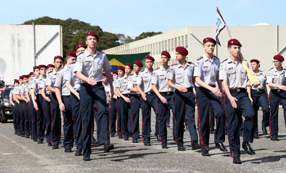 São José dos Pinhais, 09 de agosto de 2019. Solenidade alusiva ao Aniversário da PMPR. Foto: Desfile dos alunos do Colégio da Vila Militar.