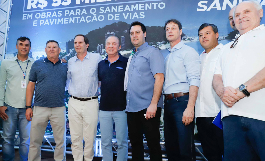 Os investimentos do Governo do Estado no Litoral somam R$ 57,5 milhões. O governador Carlos Massa Ratinho Junior esteve neste sábado (10) em Matinhos para a entrega oficial de obras de saneamento que somam R$ 50 milhões.