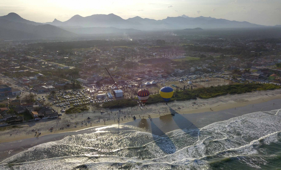 Os Jogos de Natureza e Aventura foram abertos oficialmente neste sábado (10), em Matinhos, com vários shows que animaram o público. O governador Carlos Massa Ratinho Junior esteve no local e reforçou a opção de fazer do turismo, especialmente no Litoral, um dos pilares do desenvolvimento econômico e social do Paraná. Foto: José Fernando Ogura/AEN