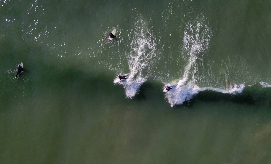 Os Jogos de Natureza e Aventura foram abertos oficialmente neste sábado (10), em Matinhos, com vários shows que animaram o público. O governador Carlos Massa Ratinho Junior esteve no local e reforçou a opção de fazer do turismo, especialmente no Litoral, um dos pilares do desenvolvimento econômico e social do Paraná. José Fernando Ogura/AEN