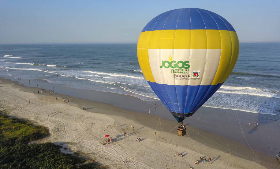 Os Jogos de Natureza e Aventura foram abertos oficialmente neste sábado (10), em Matinhos, com vários shows que animaram o público. O governador Carlos Massa Ratinho Junior esteve no local e reforçou a opção de fazer do turismo, especialmente no Litoral, um dos pilares do desenvolvimento econômico e social do Paraná. Foto: José Fernando Ogura/AEN