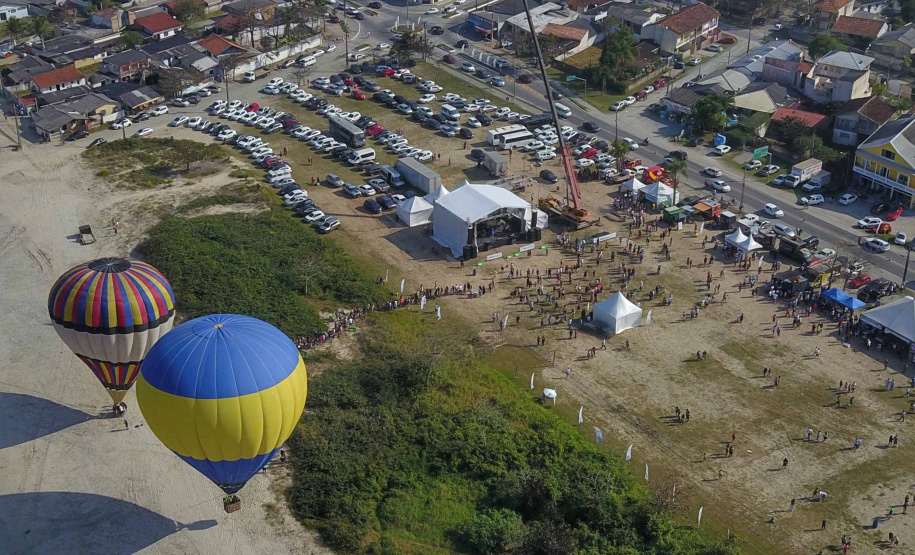 Os Jogos de Natureza e Aventura foram abertos oficialmente neste sábado (10), em Matinhos, com vários shows que animaram o público. O governador Carlos Massa Ratinho Junior esteve no local e reforçou a opção de fazer do turismo, especialmente no Litoral, um dos pilares do desenvolvimento econômico e social do Paraná. Foto: José Fernando Ogura/AEN