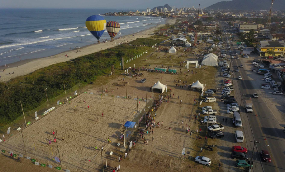 Os Jogos de Natureza e Aventura foram abertos oficialmente neste sábado (10), em Matinhos, com vários shows que animaram o público. O governador Carlos Massa Ratinho Junior esteve no local e reforçou a opção de fazer do turismo, especialmente no Litoral, um dos pilares do desenvolvimento econômico e social do Paraná. Foto: José Fernando Ogura/AEN