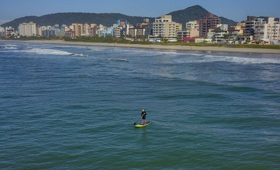 Os Jogos de Natureza e Aventura foram abertos oficialmente neste sábado (10), em Matinhos, com vários shows que animaram o público. O governador Carlos Massa Ratinho Junior esteve no local e reforçou a opção de fazer do turismo, especialmente no Litoral, um dos pilares do desenvolvimento econômico e social do Paraná. José Fernando Ogura/AEN