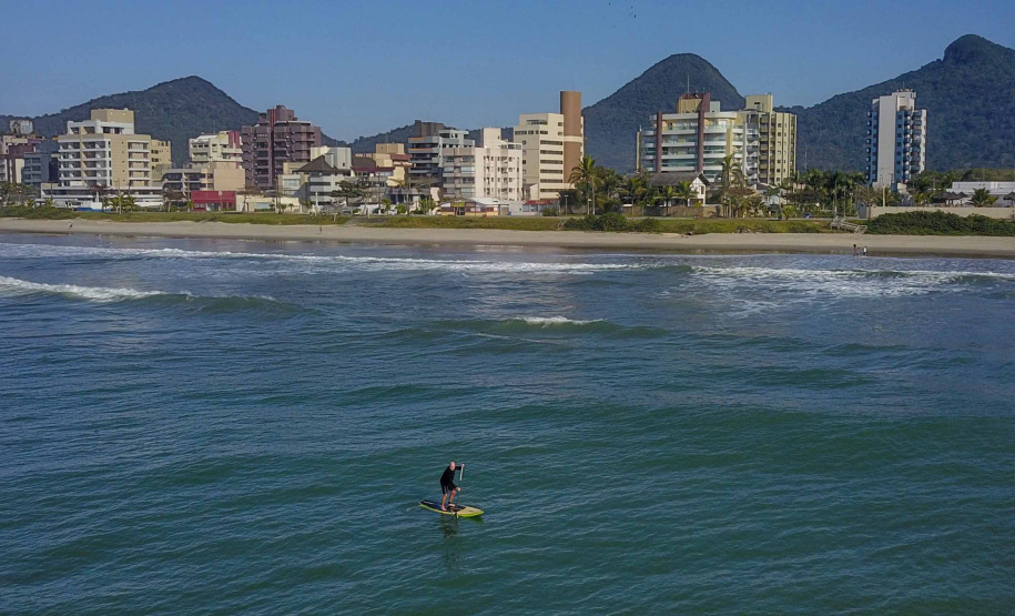 Os Jogos de Natureza e Aventura foram abertos oficialmente neste sábado (10), em Matinhos, com vários shows que animaram o público. O governador Carlos Massa Ratinho Junior esteve no local e reforçou a opção de fazer do turismo, especialmente no Litoral, um dos pilares do desenvolvimento econômico e social do Paraná. José Fernando Ogura/AEN