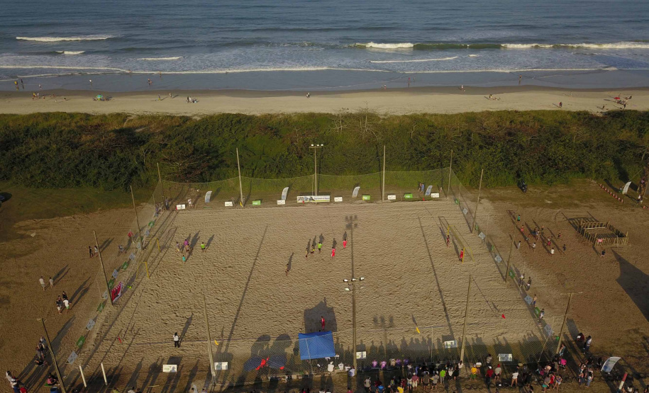 Os Jogos de Natureza e Aventura foram abertos oficialmente neste sábado (10), em Matinhos, com vários shows que animaram o público. O governador Carlos Massa Ratinho Junior esteve no local e reforçou a opção de fazer do turismo, especialmente no Litoral, um dos pilares do desenvolvimento econômico e social do Paraná. Foto: José Fernando Ogura/AEN