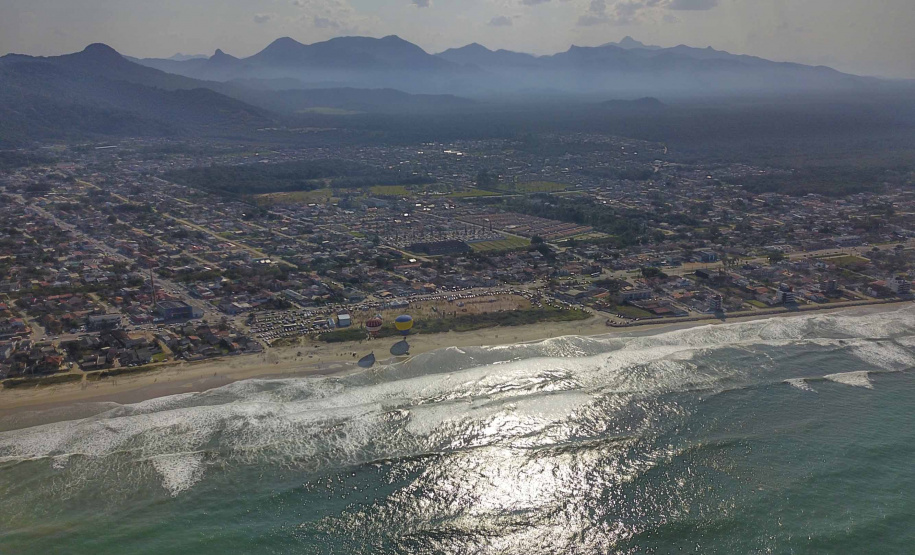 Os Jogos de Natureza e Aventura foram abertos oficialmente neste sábado (10), em Matinhos, com vários shows que animaram o público. O governador Carlos Massa Ratinho Junior esteve no local e reforçou a opção de fazer do turismo, especialmente no Litoral, um dos pilares do desenvolvimento econômico e social do Paraná. Foto: José Fernando Ogura/AEN