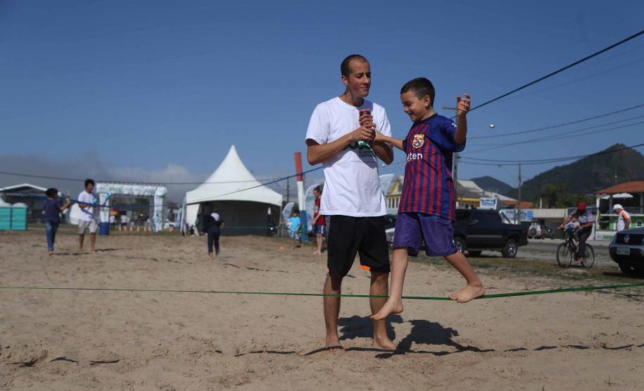 Os Jogos de Natureza e Aventura foram abertos oficialmente neste sábado (10), em Matinhos, com vários shows que animaram o público. O governador Carlos Massa Ratinho Junior esteve no local e reforçou a opção de fazer do turismo, especialmente no Litoral, um dos pilares do desenvolvimento econômico e social do Paraná. José Fernando Ogura/AEN