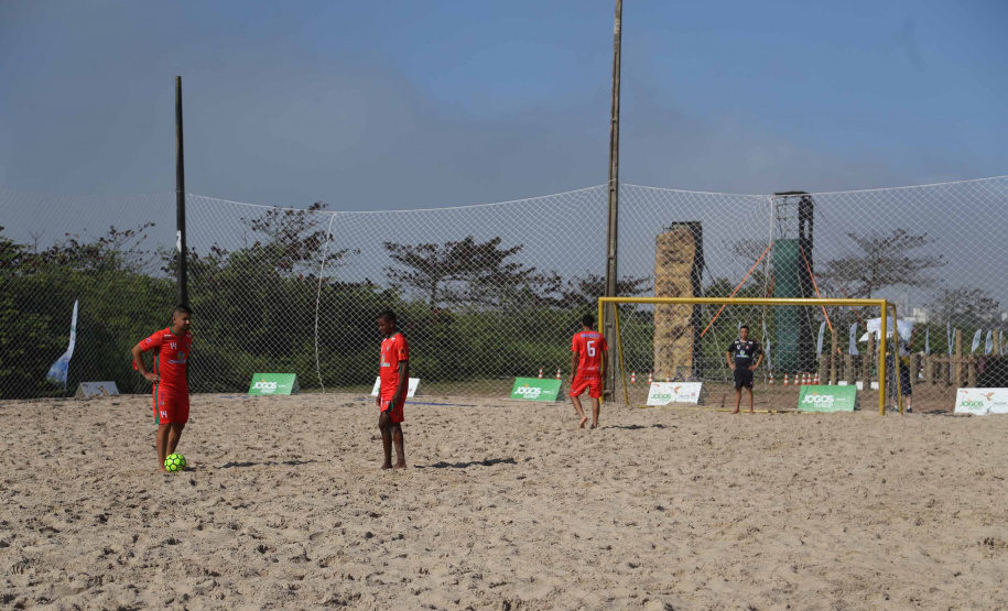 Os Jogos de Natureza e Aventura foram abertos oficialmente neste sábado (10), em Matinhos, com vários shows que animaram o público. O governador Carlos Massa Ratinho Junior esteve no local e reforçou a opção de fazer do turismo, especialmente no Litoral, um dos pilares do desenvolvimento econômico e social do Paraná. José Fernando Ogura/AEN