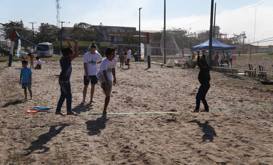 Os Jogos de Natureza e Aventura foram abertos oficialmente neste sábado (10), em Matinhos, com vários shows que animaram o público. O governador Carlos Massa Ratinho Junior esteve no local e reforçou a opção de fazer do turismo, especialmente no Litoral, um dos pilares do desenvolvimento econômico e social do Paraná. José Fernando Ogura/AEN