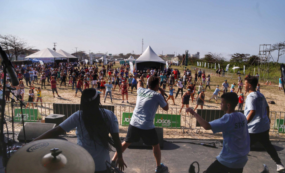 Os Jogos de Natureza e Aventura foram abertos oficialmente neste sábado (10), em Matinhos, com vários shows que animaram o público. O governador Carlos Massa Ratinho Junior esteve no local e reforçou a opção de fazer do turismo, especialmente no Litoral, um dos pilares do desenvolvimento econômico e social do Paraná. Foto: José Fernando Ogura/AEN