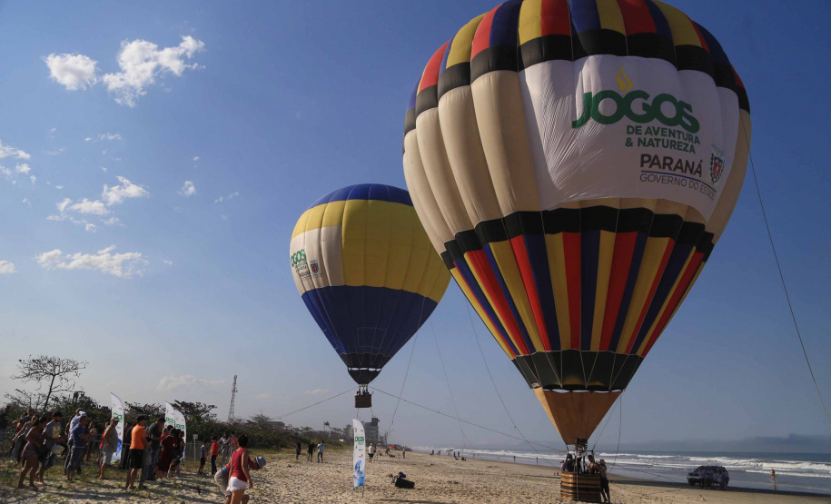 Os Jogos de Natureza e Aventura foram abertos oficialmente neste sábado (10), em Matinhos, com vários shows que animaram o público. O governador Carlos Massa Ratinho Junior esteve no local e reforçou a opção de fazer do turismo, especialmente no Litoral, um dos pilares do desenvolvimento econômico e social do Paraná. Foto: José Fernando Ogura/AEN