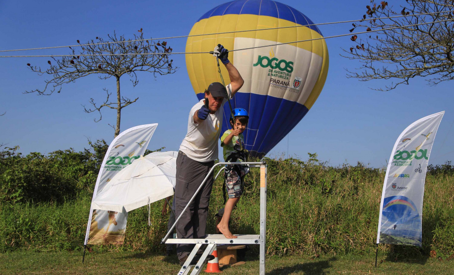 Os Jogos de Natureza e Aventura foram abertos oficialmente neste sábado (10), em Matinhos, com vários shows que animaram o público. O governador Carlos Massa Ratinho Junior esteve no local e reforçou a opção de fazer do turismo, especialmente no Litoral, um dos pilares do desenvolvimento econômico e social do Paraná. Foto: José Fernando Ogura/AEN