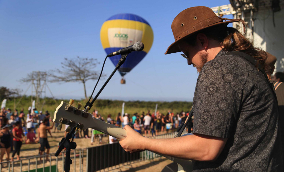 Os Jogos de Natureza e Aventura foram abertos oficialmente neste sábado (10), em Matinhos, com vários shows que animaram o público. O governador Carlos Massa Ratinho Junior esteve no local e reforçou a opção de fazer do turismo, especialmente no Litoral, um dos pilares do desenvolvimento econômico e social do Paraná. Foto: José Fernando Ogura/AEN
