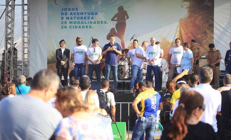Os Jogos de Natureza e Aventura foram abertos oficialmente neste sábado (10), em Matinhos, com vários shows que animaram o público. O governador Carlos Massa Ratinho Junior esteve no local e reforçou a opção de fazer do turismo, especialmente no Litoral, um dos pilares do desenvolvimento econômico e social do Paraná. Foto: José Fernando Ogura/AEN