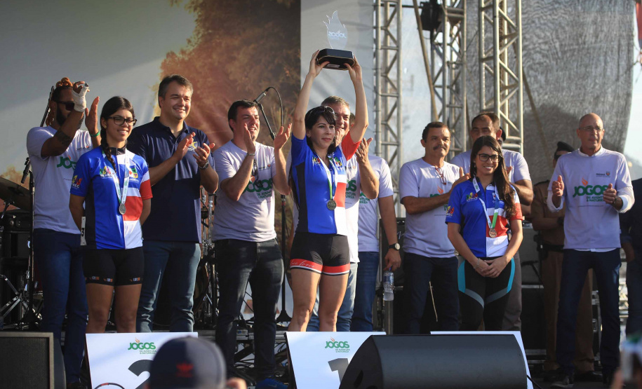 Os Jogos de Natureza e Aventura foram abertos oficialmente neste sábado (10), em Matinhos, com vários shows que animaram o público. O governador Carlos Massa Ratinho Junior esteve no local e reforçou a opção de fazer do turismo, especialmente no Litoral, um dos pilares do desenvolvimento econômico e social do Paraná. Foto: José Fernando Ogura/AEN