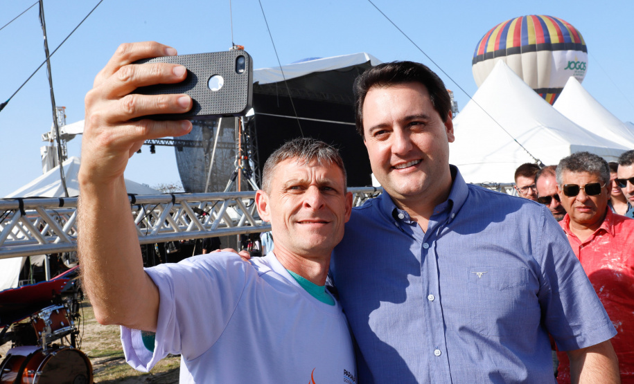 Os Jogos de Natureza e Aventura foram abertos oficialmente neste sábado (10), em Matinhos, com vários shows que animaram o público. O governador Carlos Massa Ratinho Junior esteve no local e reforçou a opção de fazer do turismo, especialmente no Litoral, um dos pilares do desenvolvimento econômico e social do Paraná.