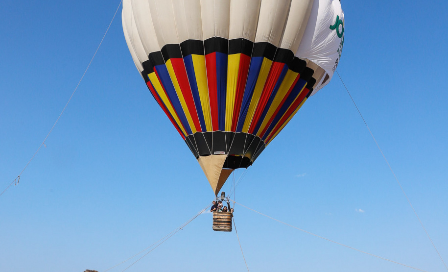Os Jogos de Natureza e Aventura foram abertos oficialmente neste sábado (10), em Matinhos, com vários shows que animaram o público. O governador Carlos Massa Ratinho Junior esteve no local e reforçou a opção de fazer do turismo, especialmente no Litoral, um dos pilares do desenvolvimento econômico e social do Paraná.