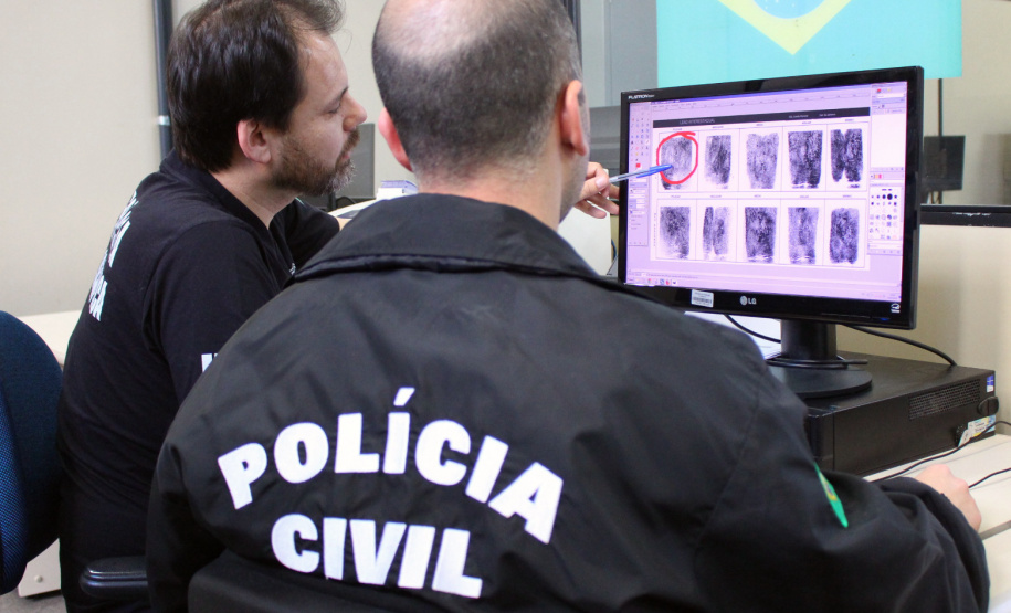 A Polícia Civil do Paraná firmou convênio com a Polícia Civil do estado de São Paulo para agilizar a perícia de impressão digital. A perícia é fundamental para identificar suspeitos e vítimas de crimes, além de pessoas desaparecidas. Se antes o resultado levava até duas semanas, agora em poucas horas já é possível confirmar se determinada pessoa é autora de um delito. Foto: Divulgação/Polícia Civil